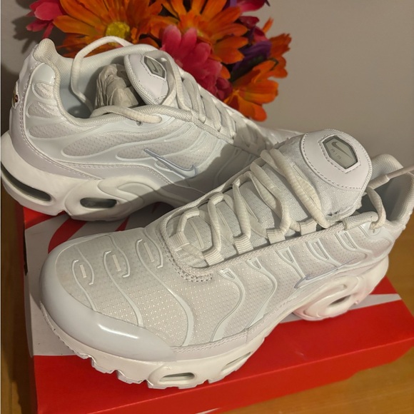 White Nike Air Max Plus (GS) size 4.5 in youth or 6 in women’s. - Picture 2 of 6